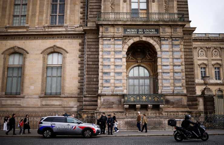 Polizia all'esterno del Louvre
