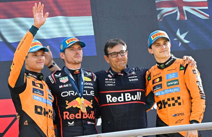 Lando Norris, Max Verstappen con un dirigente Red Bull ed Oscar Piastri