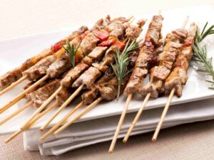 arrosticini abruzzesi su tovaglioli