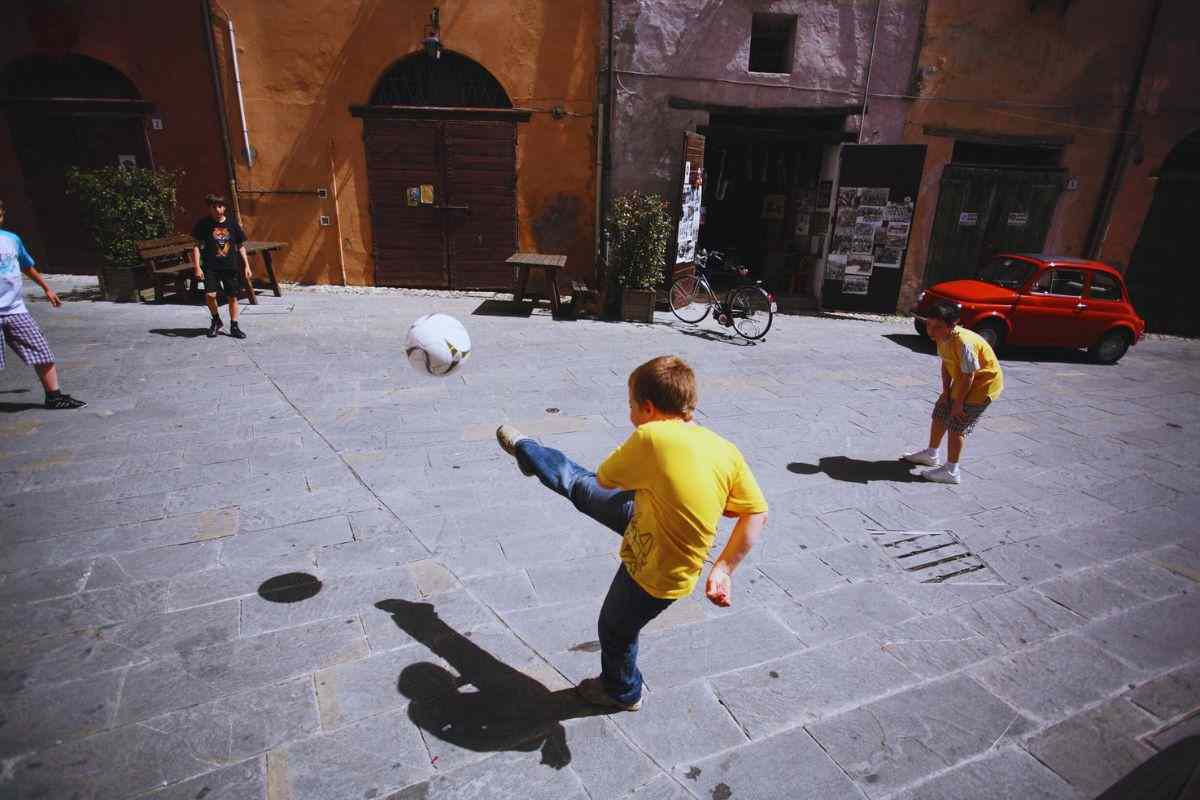bambini giocano