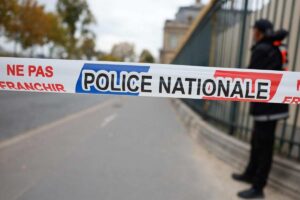 Una barriera della polizia francese al Louvre