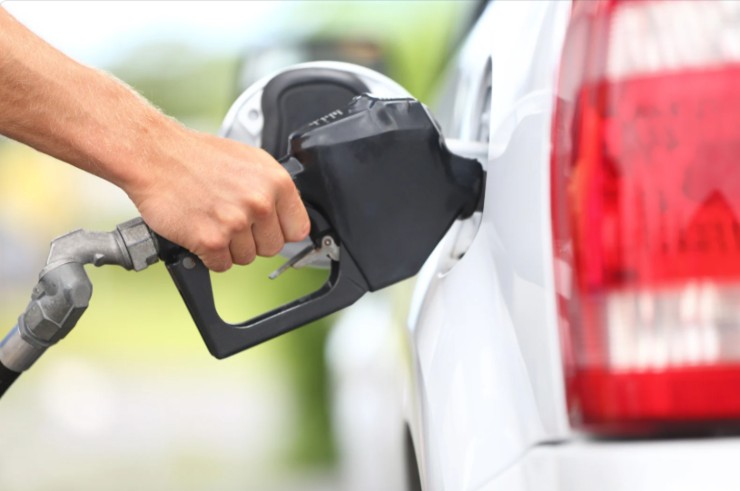 uomo che fa benzina all'auto