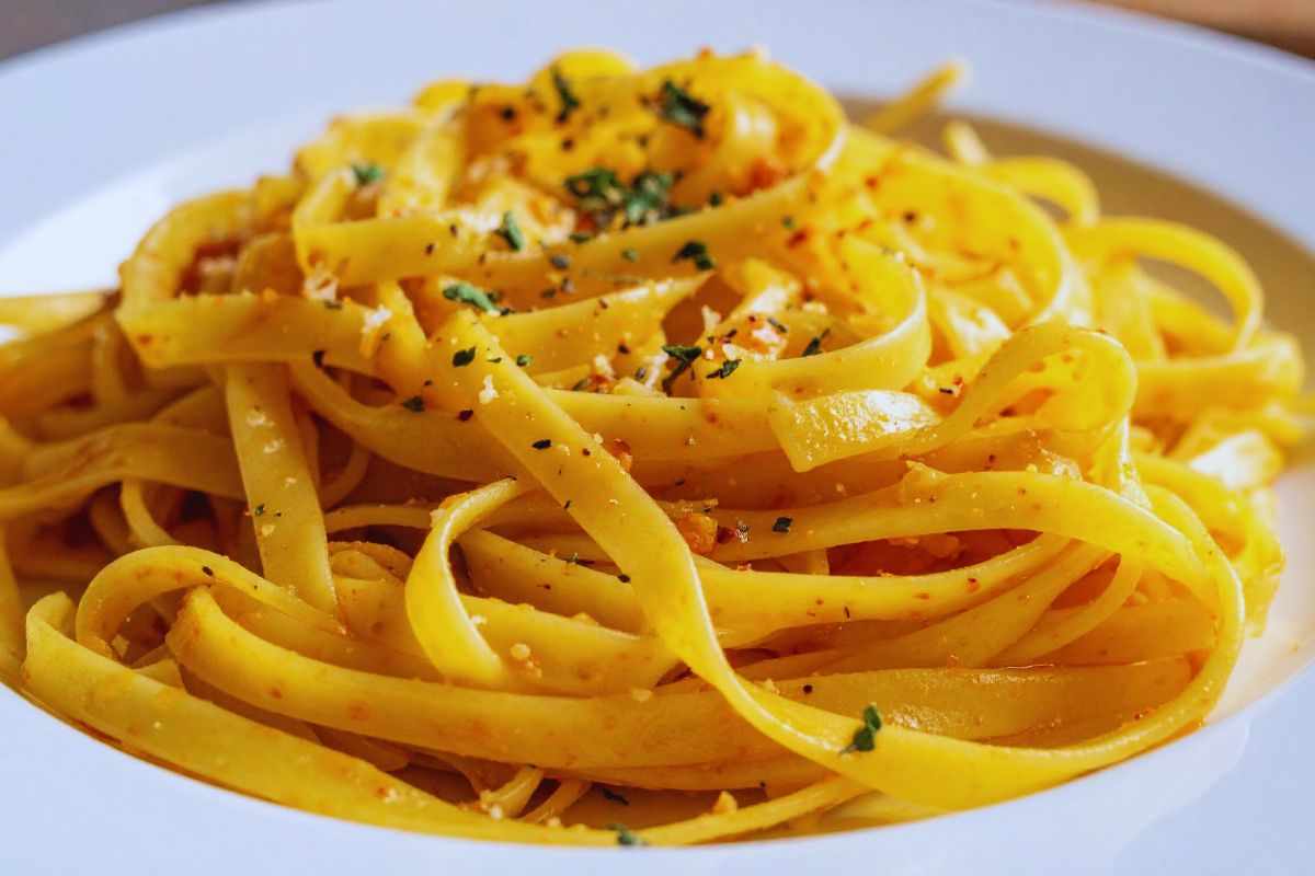 un piatto di fettuccine