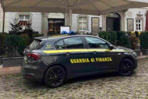 Un'auto della Guardia di Finanza