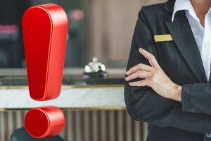 reception hotel e punto interrogativo rosso