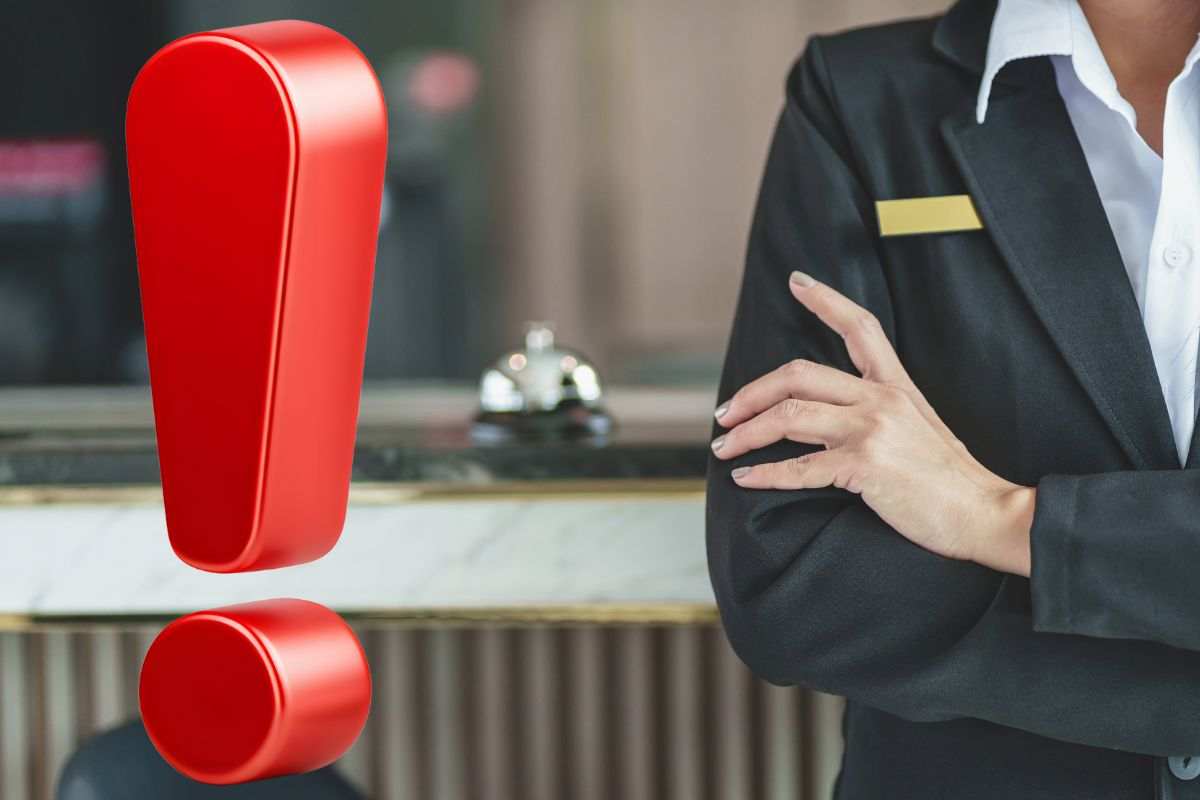 reception hotel e punto interrogativo rosso