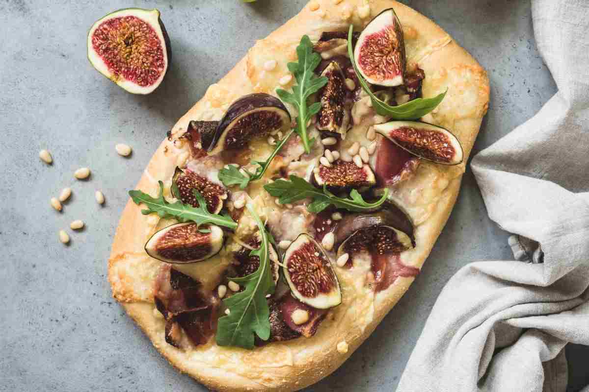 una pinsa con fichi e rucola