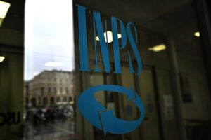 vetrata esterna di un ufficio dell'inps