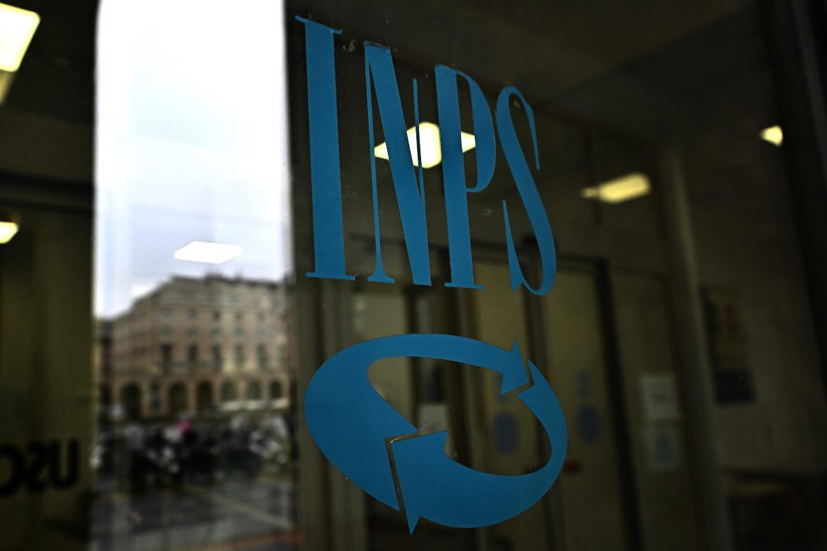vetrata esterna di un ufficio dell'inps