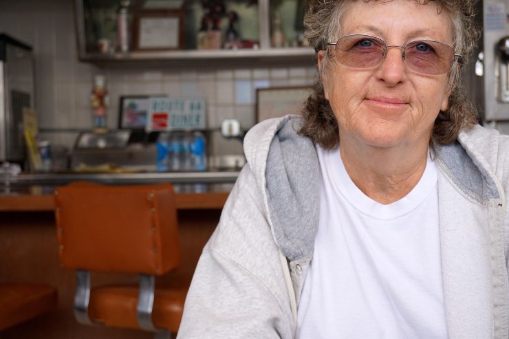 signora anziana in cucina che sorride