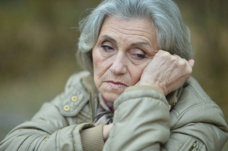 donna anziana con espressione triste