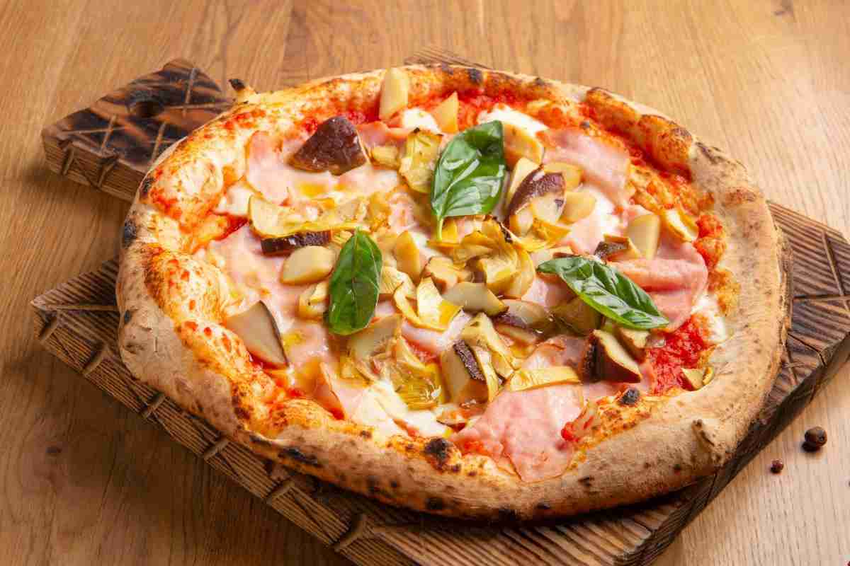 pizza capricciosa su un tagliere