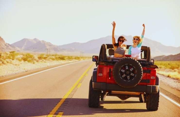ragazzi in jeep
